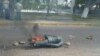Manifestantes queman y destruyen estatua de Chávez