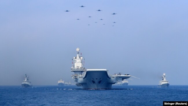 Kapal perang dan pesawat tempur Tentara Pembebasan Rakyat China (PLA) berpartisipasi dalam unjuk kekuatan militer di Laut China Selatan, 12 April 2018. (Foto: Reuters)