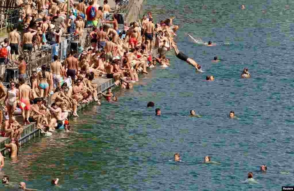 뜨거운 여름이 찾아온 스위스 취리히의&nbsp;리마트 강에서 시민들이 수영을 하고 있다.&nbsp;
