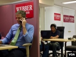 New Jersey Assemblyman Jay Webber, left, calls Republicans, urging them to vote in the November midterms. Weber is in a competitive race in a district that is traditionally Republican, but this year’s outcome could depend on women voters. (C. Presutti/VOA)