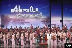 북한이 평창동계올림픽을 맞아 한국에 파견한 삼지연관현악단이 지난 2월 8일 강릉에서 첫 공연을 펼쳤다.