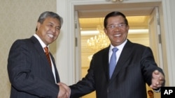Malaysia's Defense Minister Ahmad Zahid Hamidi (L) shakes hands with Cambodia's Prime Minister Hun Sen during meeting at the Office of the Council of Ministers in Phnom Penh July 28, 2011. 