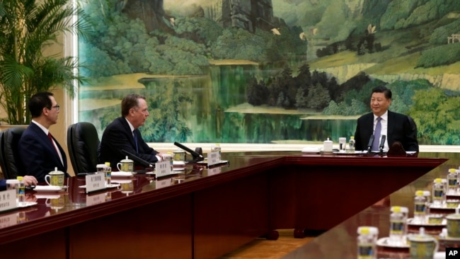 美国贸易代表莱特希泽（左二）和美财长姆努钦（左一）在北京人大会堂与中国国家主席习近平对话。（2019年2月15日）