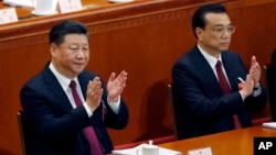시진핑 중국 국가주석(왼쪽)과 리커창 총리가 5일 베이징 인민대회당에서 개막한 전국인민대표대회에 참석했다.
