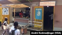 Vue d'un salon de coiffure géré par les jeunes diplômés sans emploi, à N'Djamena, le 11 juin 2019. (VOA/André Kodmadjingar)