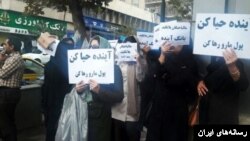 تصویری از تجمع های پیشین مقابل بانک آینده