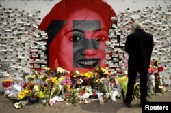 Les messages sont laissés à un mémorial à Savita Halappanavar un jour après un référendum sur l'avortement pour libéraliser les lois sur l'avortement a été voté par le vote populaire, à Dublin, en Irlande, le 27 mai 2018.