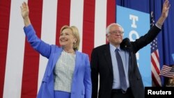 Senator Berni Sanders (o'ngda) prezidentlik uchun nomzod Hillari Klinton bilan, Nyu-Gempshir, 12-iyul, 2016-yil.