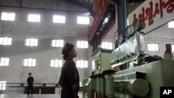 10일 함흥 비료 공장의 북한 근로자.