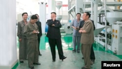 김정은 북한 국방위 제1위원장이 남흥청년화학연합기업소를 방문했다고 지난해 6월 북한 관영 '조선중앙통신'이 보도했다. (자료사진)
