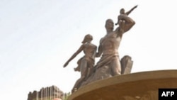 Các công nhân Bắc Triều Tiên chuẩn bị khánh thành tượng đài 'Phục hưng châu Phi', 02/04/2010, Dakar, Senegal