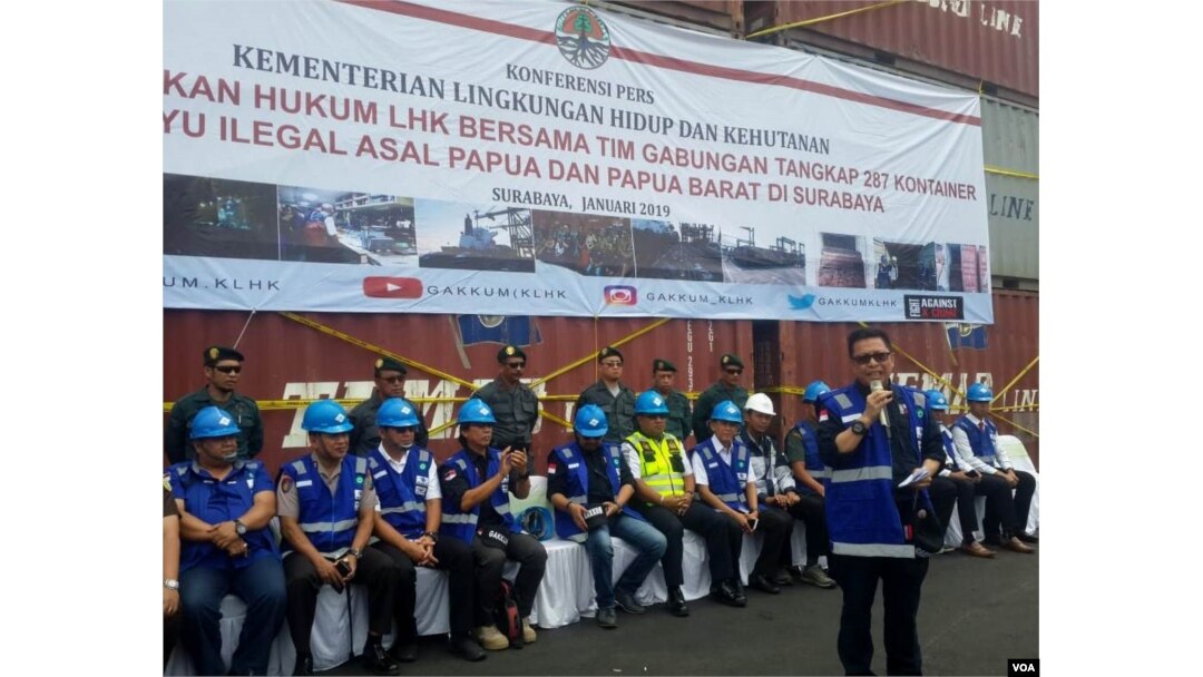 Dirjen Gakkum KLHK memberikan keterangan terkait penyelundupan 300 kontainer kayu ilegal asal Papua di Pelabuhan Teluk lamong Surabaya, Rabu (17/1) (foto Petrus Riski/VOA).