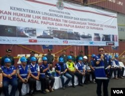 Dirjen Gakkum KLHK memberikan keterangan terkait penyelundupan 300 kontainer kayu ilegal asal Papua di Pelabuhan Teluk lamong Surabaya, Rabu (17/1) (foto Petrus Riski/VOA).