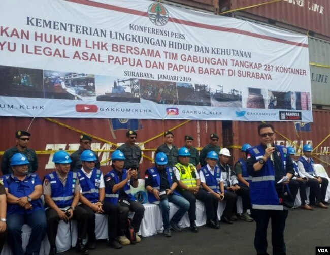 Dirjen Gakkum KLHK memberikan keterangan terkait penyelundupan 300 kontainer kayu ilegal asal Papua di Pelabuhan Teluk lamong Surabaya, Rabu (17/1) (foto Petrus Riski/VOA).