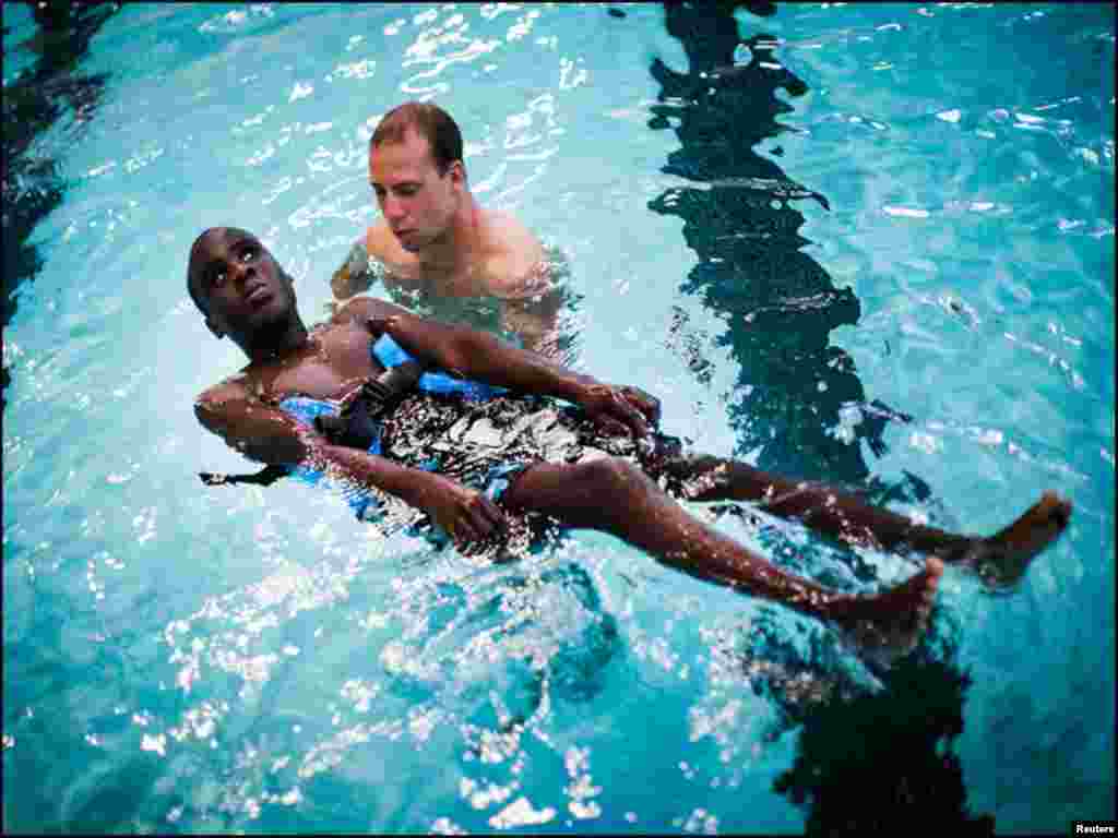 نابینا اسپورٹس کیمپ میں انٹسٹرکٹر نابینا نوجوان کو تیرنا سکھاتے ہوئے