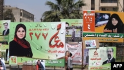 Poster-poster kampanye pemilu di alun-alun Kahramana di Baghdad, Irak (13/4). (AFP/Ahmad Al-Rubaye)