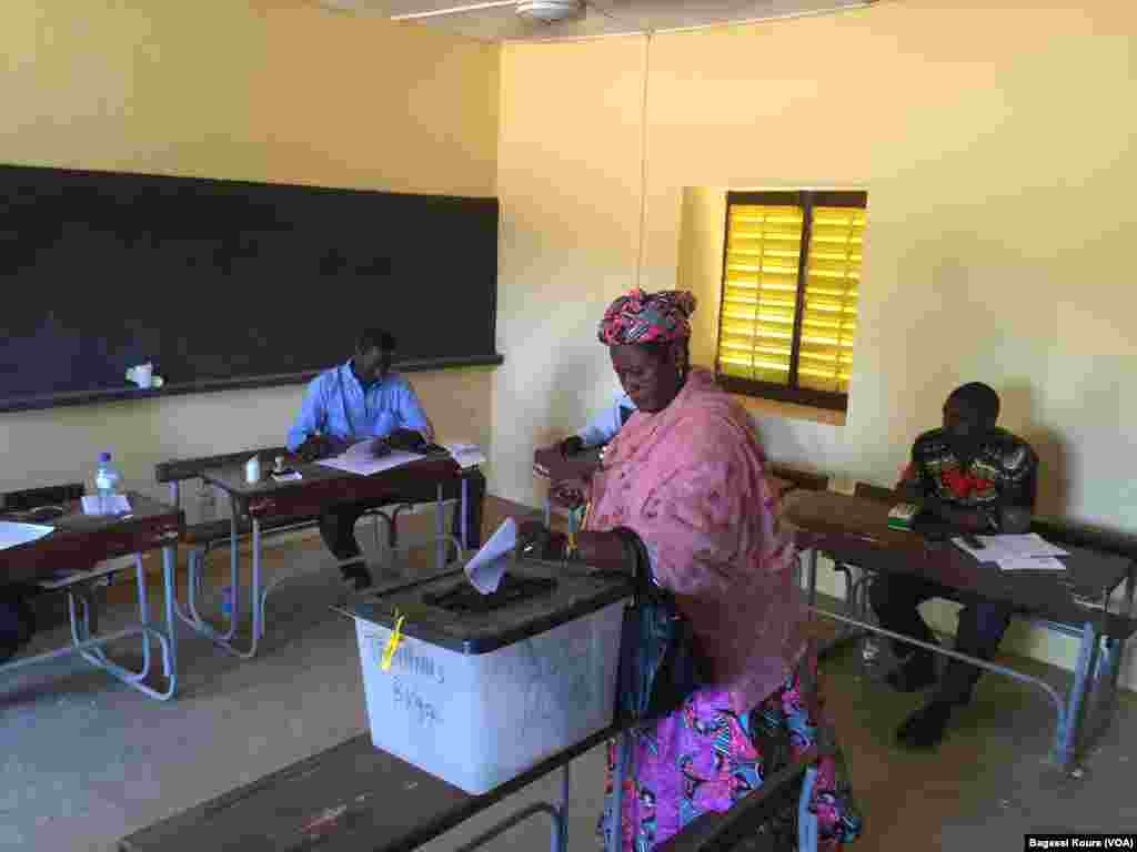 Les électeurs ont accompli, au compte-goutte, leur devoir de citoyen lors de ce second tour. Niamey, Niger, 20 mars 2016.
