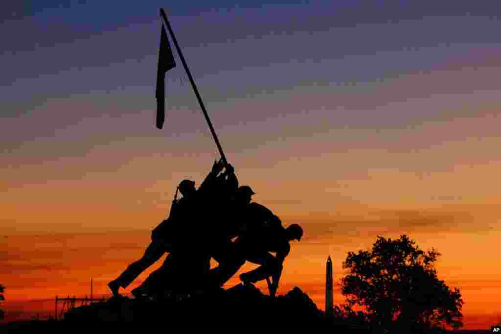 نمایی از طلوع آفتاب در پس&zwnj;زمینه مجسمه مشهور تفنگداران آمریکایی جنگ جهانی که در شهر آرلینگتون ویرجینیا واقع شده است.