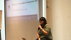 Direktur Eksekutif PSHK Gita Putri Damayana dalam diskusi publik mengenai Omnibus Law RUU Cipta Kerja di Bandung, Jumat (14/2) sore. (VOA/Rio Tuasikal)