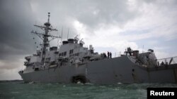 L’impact de la collision est visible sur le destroyer USS S. John McCain lundi au large de Singapour, 21 août 2017.