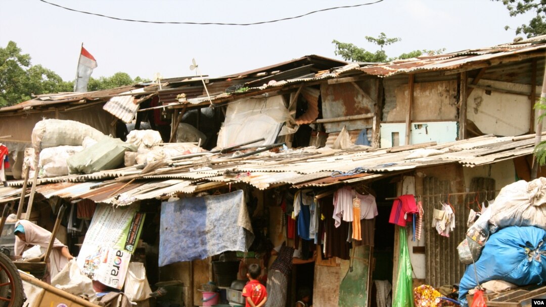 The makeshift wood and corrugated iron shacks where Jakarta mother Santi lives with her three children, Jakarta, Indonesia, March 2, 2013. (K. Lamb/VOA)