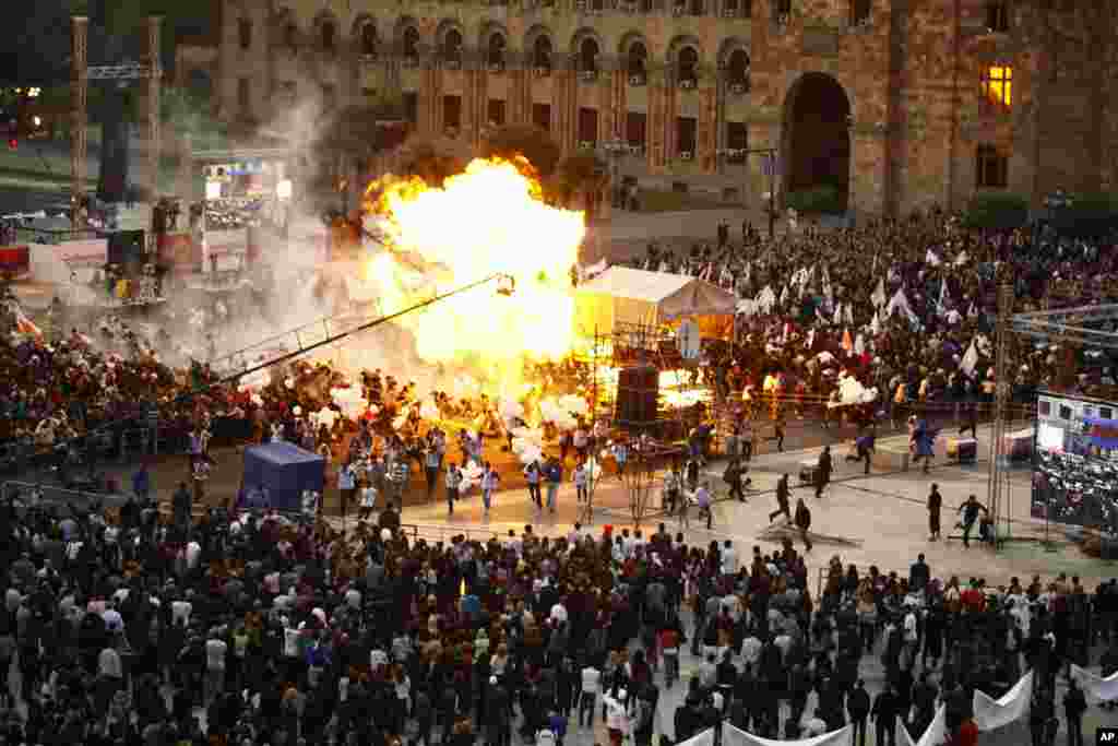 A view shows the explosion of gas-filled balloons during a campaign rally in the central Republic Square in Yerevan, May 4, 2012. An explosion injured at least 144 in central Yerevan on Friday during a campaign rally by Armenia's ruling party two days bef
