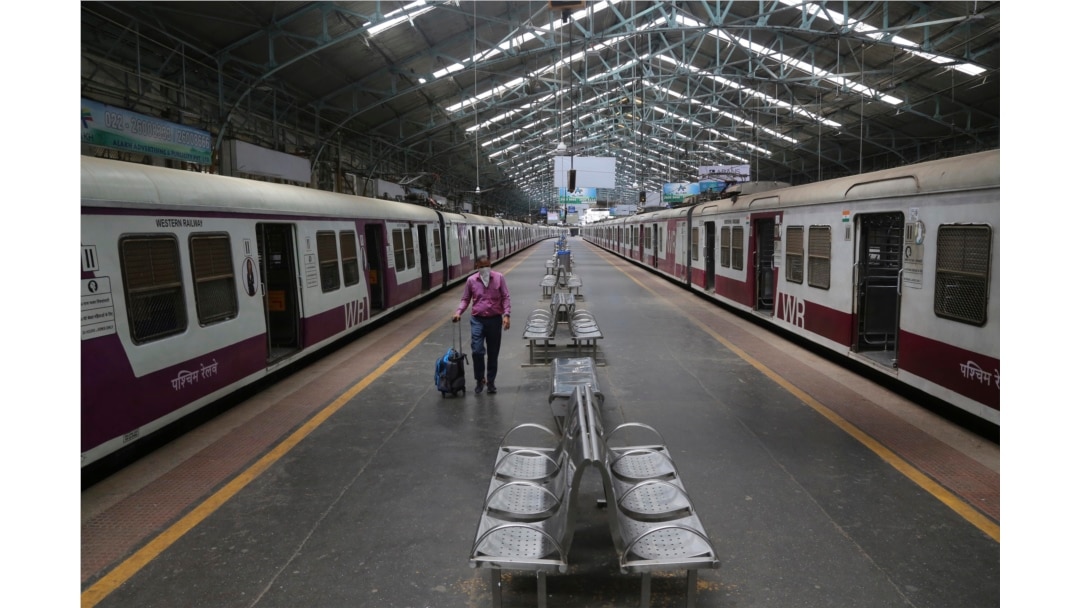 Stasiun kereta api di Mumbai, India sepi saat diberlakukan lockdown hari Minggu (22/3).