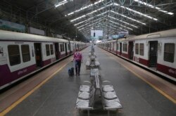 Stasiun kereta api di Mumbai, India sepi saat diberlakukan lockdown hari Minggu (22/3).