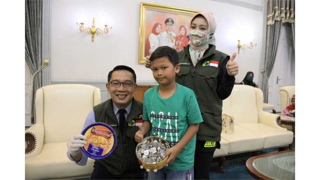 Gubernur Jabar Ridwan Kamil dan Atalia Praratya berfoto bersama Azrilia di Gedung Pakuan, Kota Bandung, Jumat (17/4/20). (Foto: Courtesy/Humas Jabar)