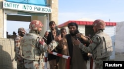 7일 파키스탄 차만 국경통제소에서 군인들이 아프가니스탄에서 돌아오는 파키스탄인들의 신분증을 검사하고 있다.