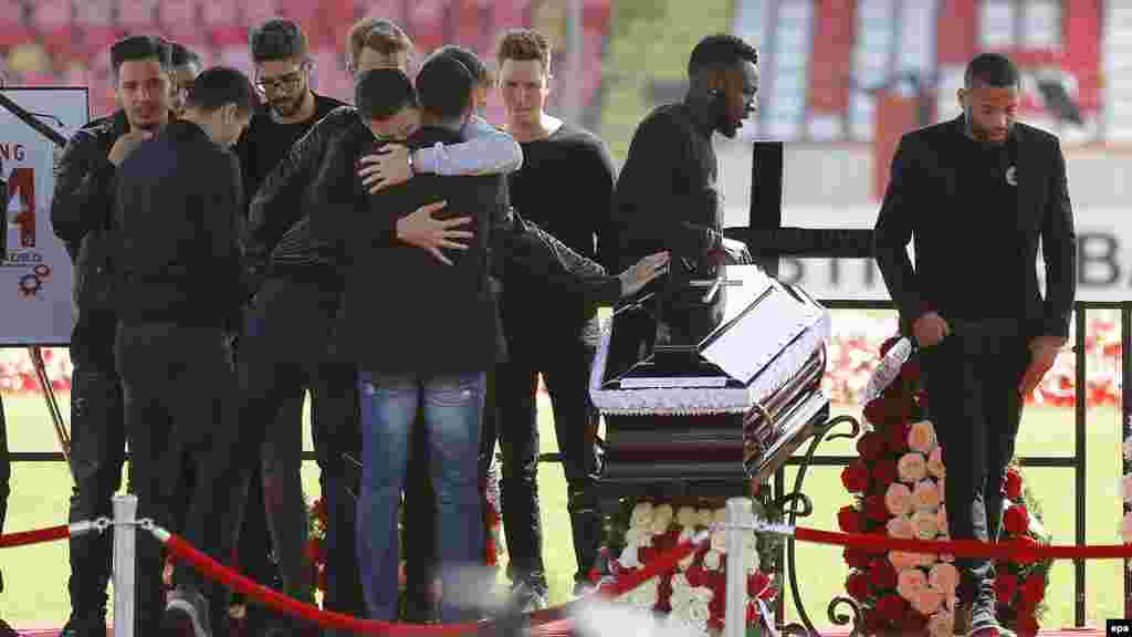 Des joueurs du Dinamo Bucarest rendent hommage à leur coéquipier lors d'une cérémonie d'adieu au stade du Dinamo Bucarest, en Roumanie, le 13 mai 2016.epa/ROBERT GHEMENT