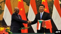 Chinese President Xi Jinping (R) shakes hands with Sudanese President Omar al-Bashir during a signing ceremony at the Great Hall of the People in Beijing, Sept. 1, 2015.
