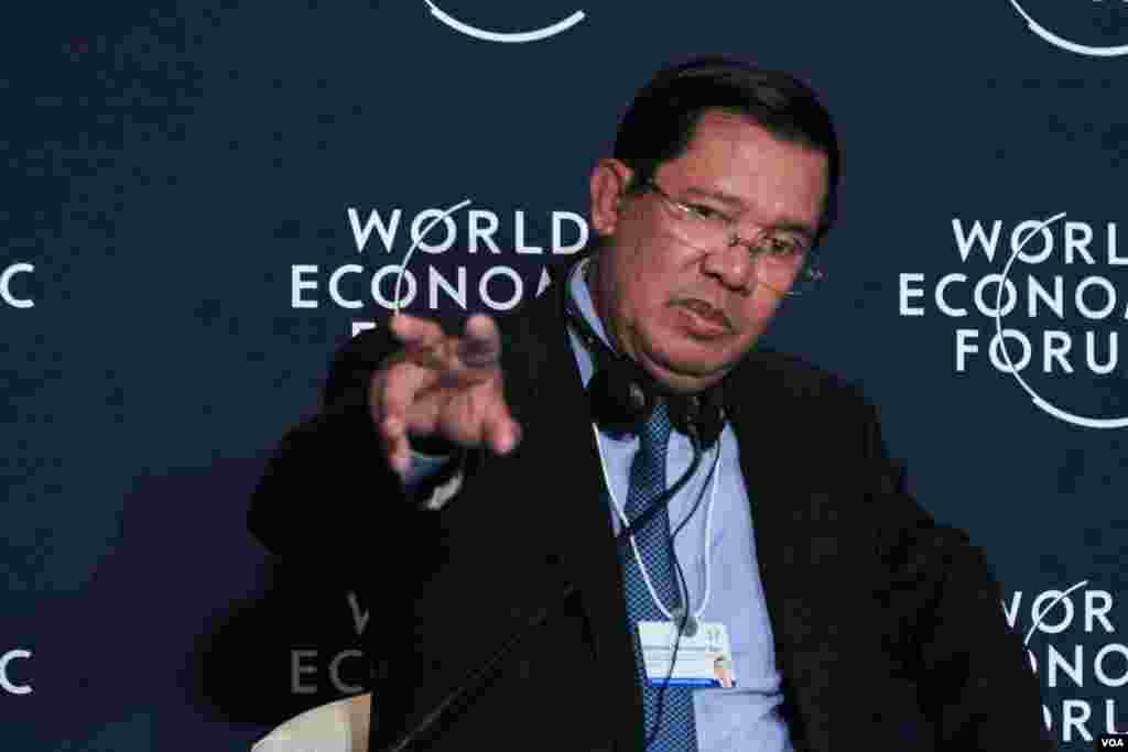 Cambodian Prime Minister Hun Sen talks to local and international media in a press conference in World Economic Forum on ASEAN, in Phnom Penh, May 11, 2017. (Khan Sokummono/VOA Khmer)