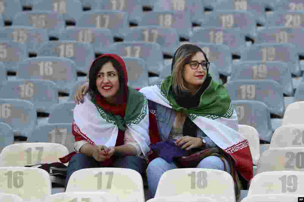 برای نخستین بار جمهوری اسلامی اجازه داد تعداد محدودی از زنان در یک بازی فوتبال مردان حضور داشته باشند. در حالیکه ورزشگاه آزادی خالی بود، تنها چهار جایگاه به آنها اختصاص داده شد. ایران این بازی را با ۱۴ گل از کامبوج برد.&nbsp;