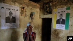 Visage couvert de ses mains, une femme de 21 ans originaire de l'ethnie Guéré affirme qu'elle a été enlevée, violée et laissée avec une grossesse par des soldats Forces républicaines soldats alliés au président Alassane Ouattara, dans un village près de B