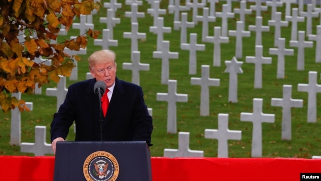 美国总统特朗普2018年11月11日在巴黎的美国公墓和纪念馆参加第一次世界大战结束100年纪念仪式时发表讲话。