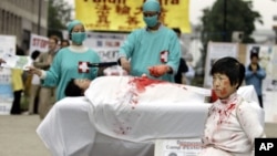 一名法轮功学员在欧洲委员会前抗议他们所说的中国摘除法轮功学员器官的犯罪行为。（2006年6月15日） 