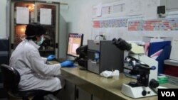 Balai Laboratorium Kesehatan di Bandung, laboratorium rujukan TB nasional dengan sertifikasi internasional. (VOA/R. Teja Wulan)