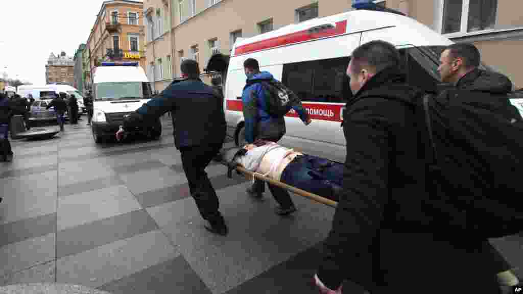 Les secours transportent une victime en dehors de la station de métro de Saint-Pétersbourg, Russie, le 3 avril 2017.