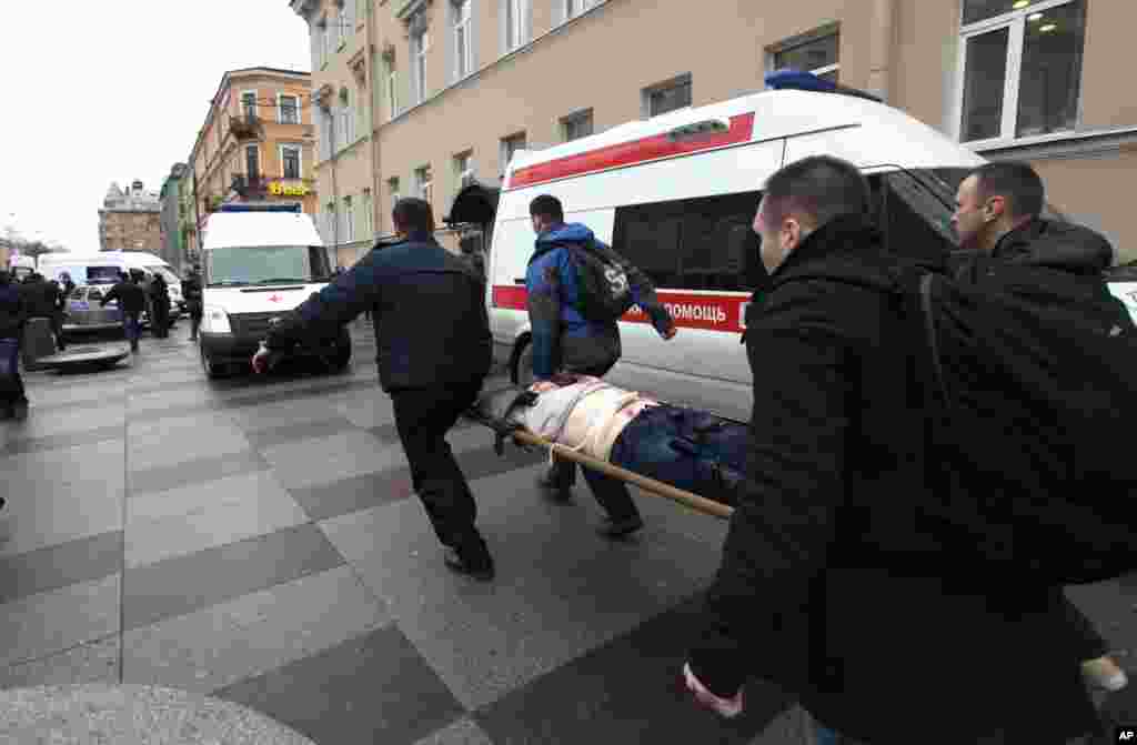 People carry a subway blast victim into an ambulance after explosion at Tekhnologichesky Institut subway station in St.Petersburg, Russia, April 3, 2017. 