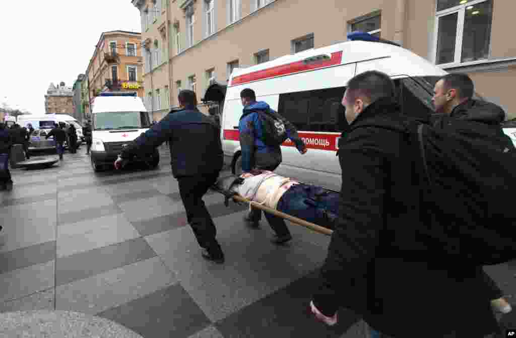 Pessoas sendo transportadas pelas equipas de socorro, na sequência de uma explosão no metro, na estação de Tekhnologichesky Institut em São Petersburgo, Russia, Abril 3, 2017.&nbsp;