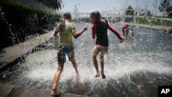 Las fuentes, parques y piscinas se han visto colmadas por los estadounidenses que buscan escapar del calor en EE.UU.