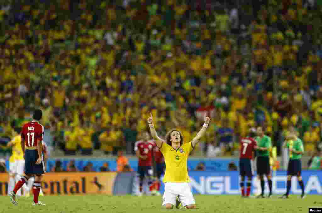 برازیل کے کھلاڑی لوئز کولمبیا کے خلاف گول کر کے خوشی کا اظہار کرتےہوئے
