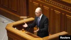 Ukrayna baş naziri Arseniy Yatsenyuk parlamentə müraciət edir. 24 iyul, 2014.