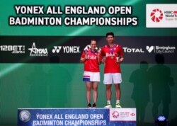 Pasangan ganda campuran Praveen Jordan dan Melati Daeva saat merayakan kemenangan di final All England 2020 melawan pasangan Thailand, Dechapol Puavaranukroh dan Sapsiree Taerattanachai, 15 Maret 2020. (Foto: Andrew Boyers/Reuters)