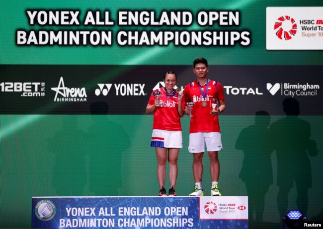 Pasangan ganda campuran Praveen Jordan dan Melati Daeva saat merayakan kemenangan di final All England 2020 melawan pasangan Thailand, Dechapol Puavaranukroh dan Sapsiree Taerattanachai, 15 Maret 2020. (Foto: Andrew Boyers/Reuters)