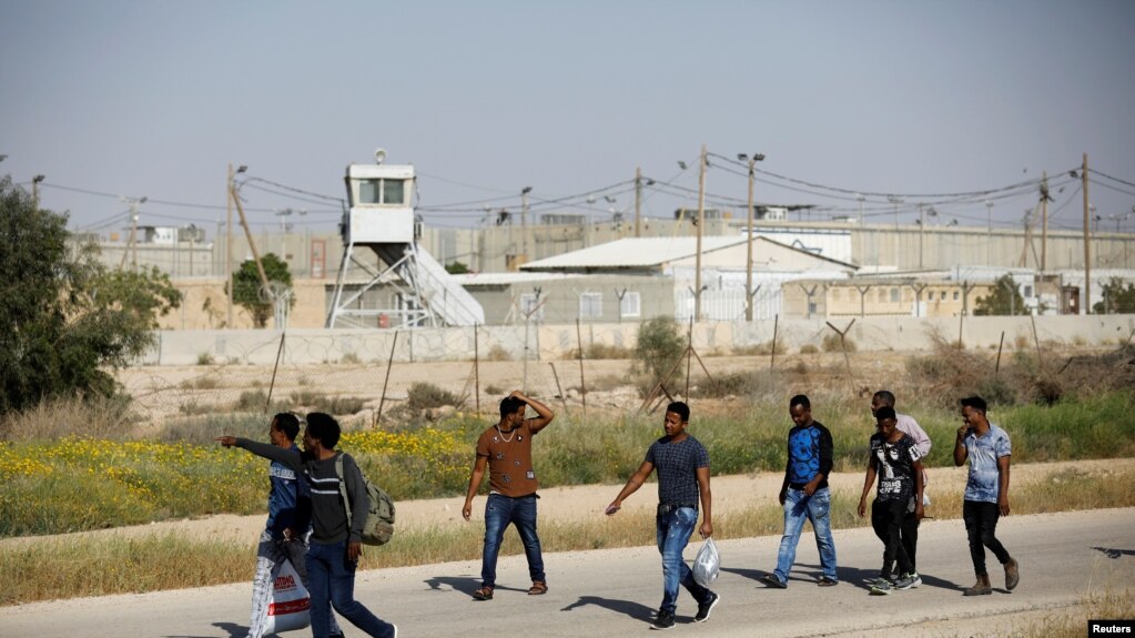 immigrants deixaram a prisÃ£o de Saharonim, no deserto de Negueve