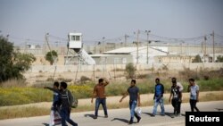 immigrants deixaram a prisão de Saharonim, no deserto de Negueve