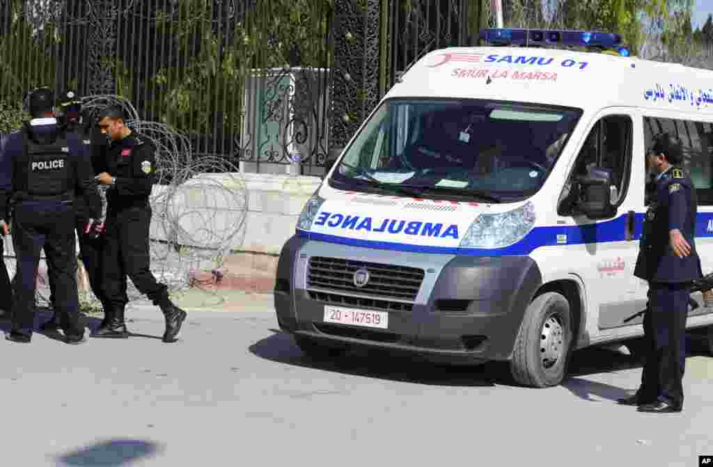 Une ambulance quitte le musée Bardo, mercredi 18 mars 2015&nbsp; à Tunis, en Tunisie, après que des hommes armés ont ouvert le feu au musée de premier plan dans la capitale de la Tunisie. 