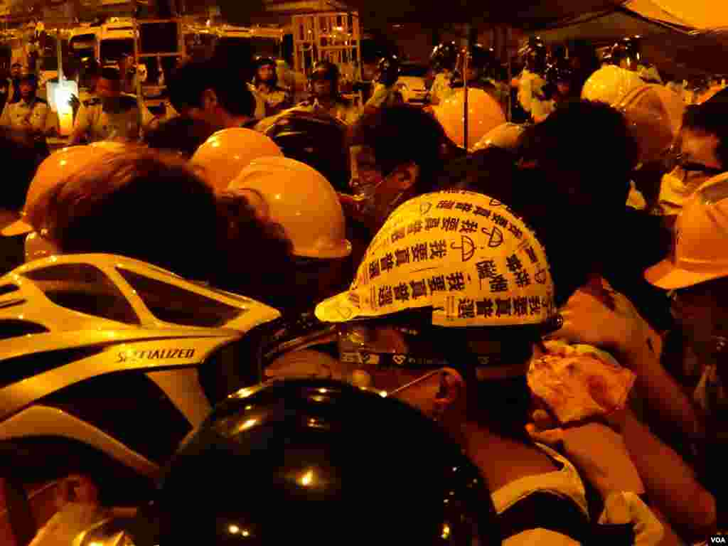 大部份參與包圍政府總部行動的示威者都戴上頭盔、口罩、眼罩等裝備，有示威者的頭盔貼滿「我要真普選」的標語